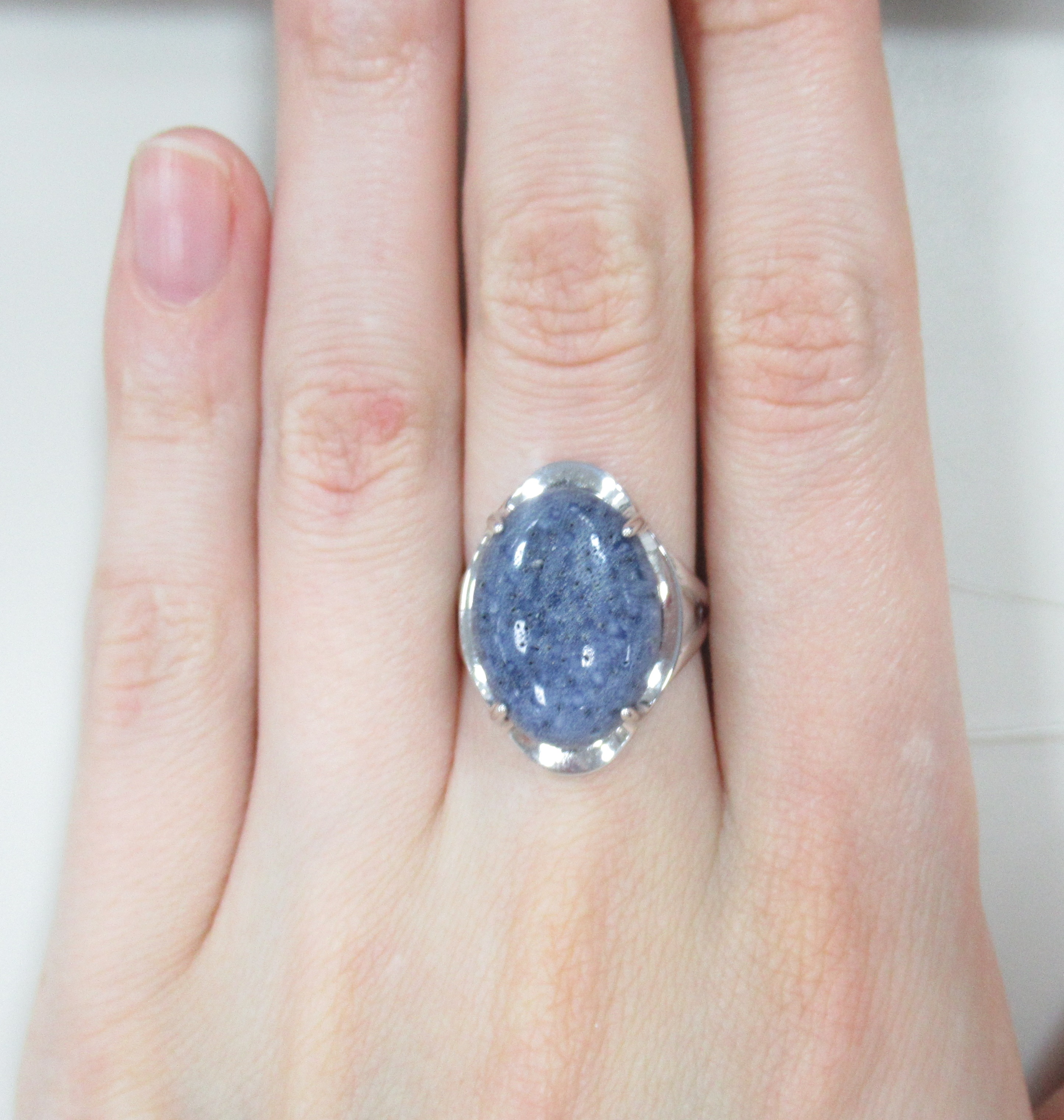 Серебряное кольцо с кораллом Акори